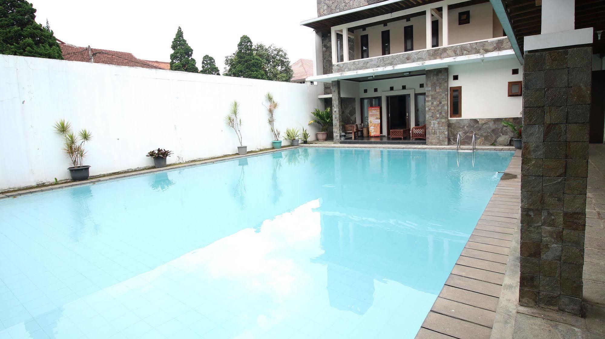 Zen Rooms Grand Hotel Lembang Esterno foto