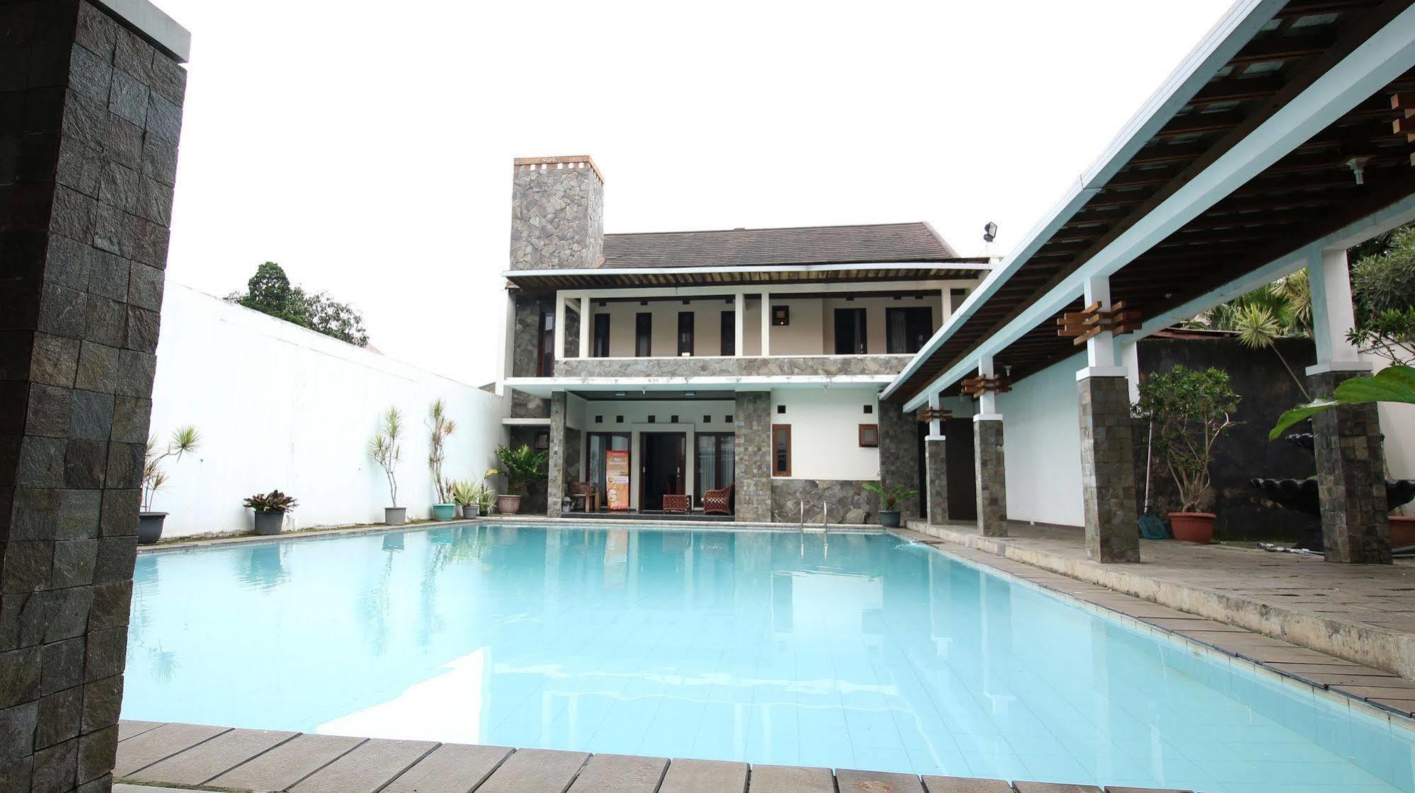 Zen Rooms Grand Hotel Lembang Esterno foto